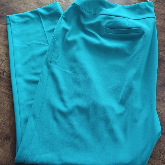 Crepe Collarless Belted Jacket Suit Set - Picture 10 of 10